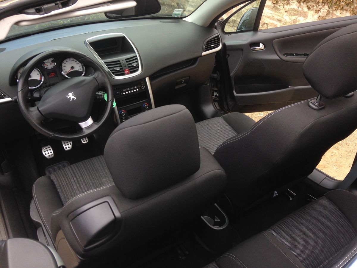 peugeot-207-CC-noire-interieur-tissu-cabriolet - Carlust