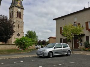 clio-rs-II-ph1-gris-titane-devant-eglise-mairie